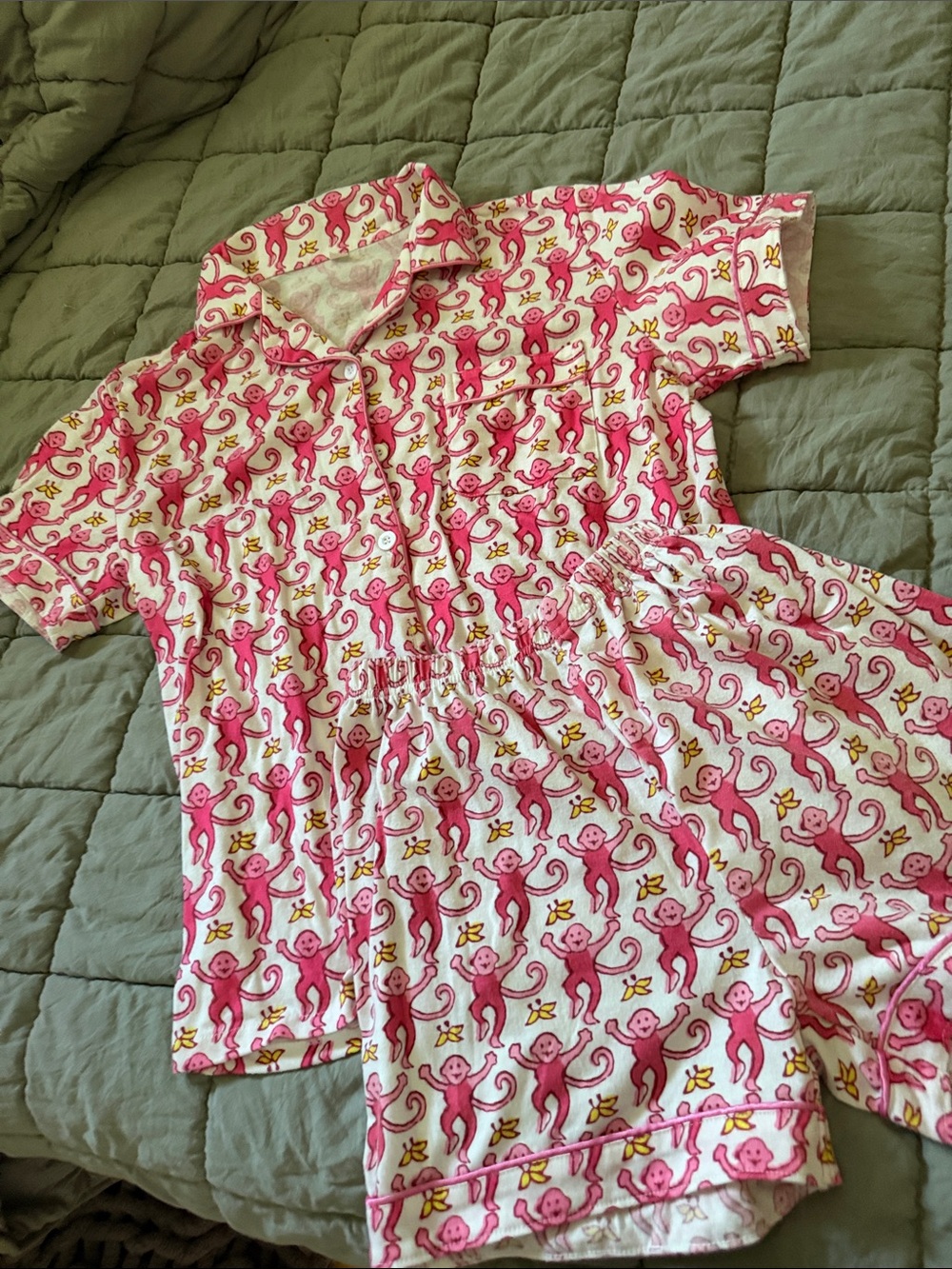 Roller Rabbit Pink Monkey Short Pajama Set smoke/pet free home- no stains, rips,